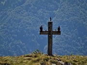 70 Sul braccio della croce appollaiate due cornacchie  